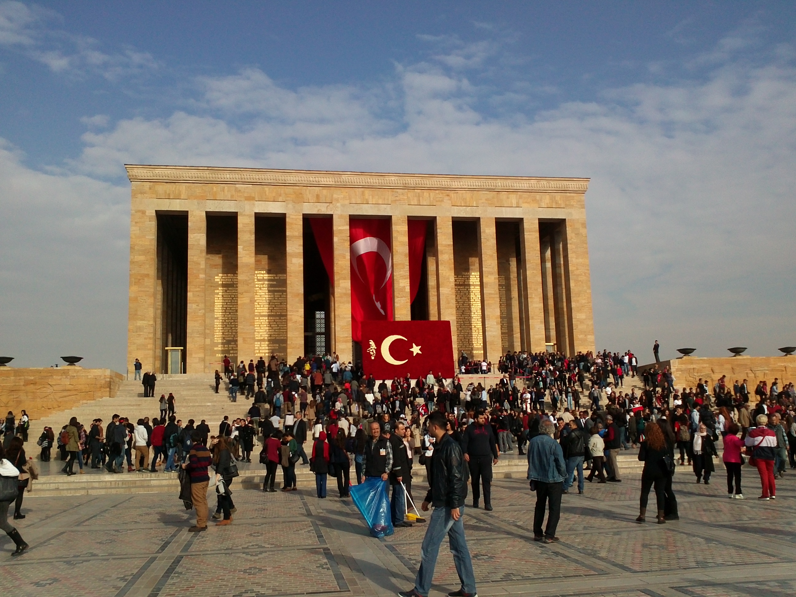 Turecké volby ovládla AKP, pokračuje v sólo vládě