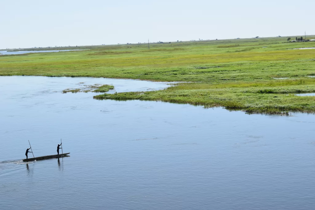 Místní se po řece Zambezi dopravují na úzkých loďkách