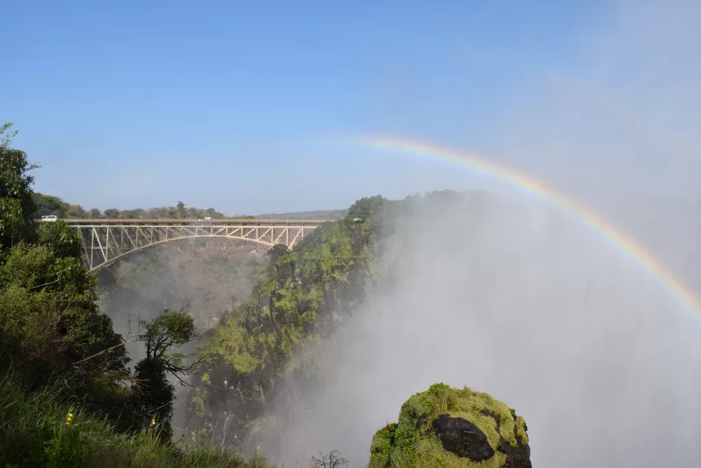 Železniční most spojuje Zambii se Zimbabwe a stojí už od roku 1905 