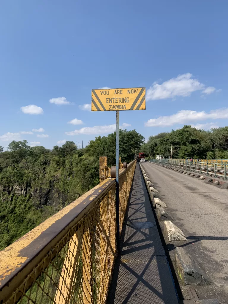 Hraniční přechod uprostřed železničního mostu mezi Zambií a Zimbabwe