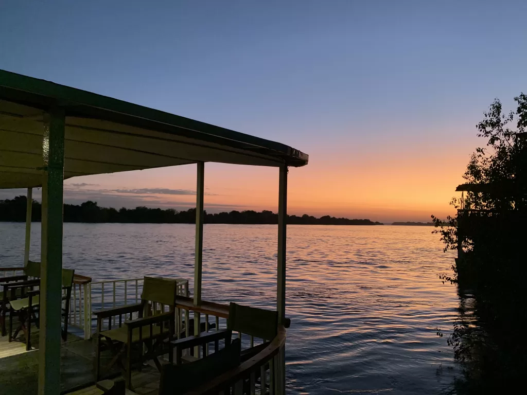 Západ slunce nad řekou Zambezi