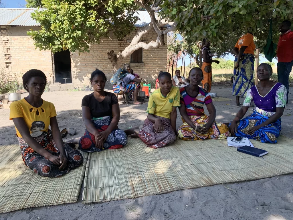 Spořicí skupinka v zambijské vesnici Nakato