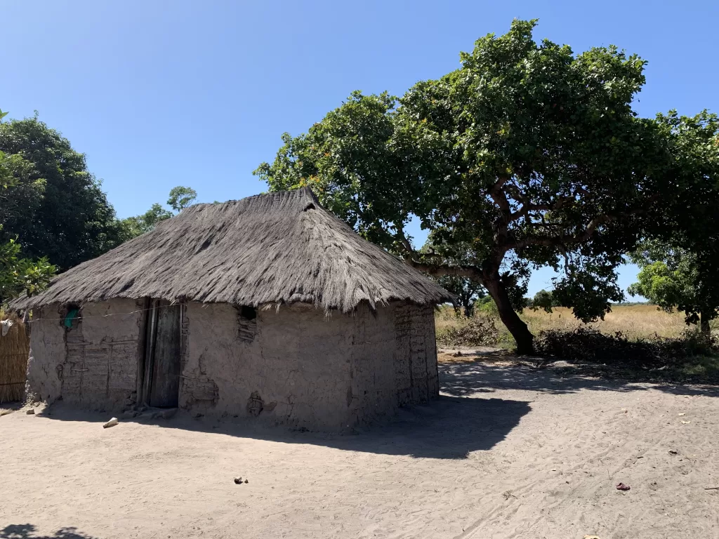 Tradiční chýše ve vesničce na západě Zambie