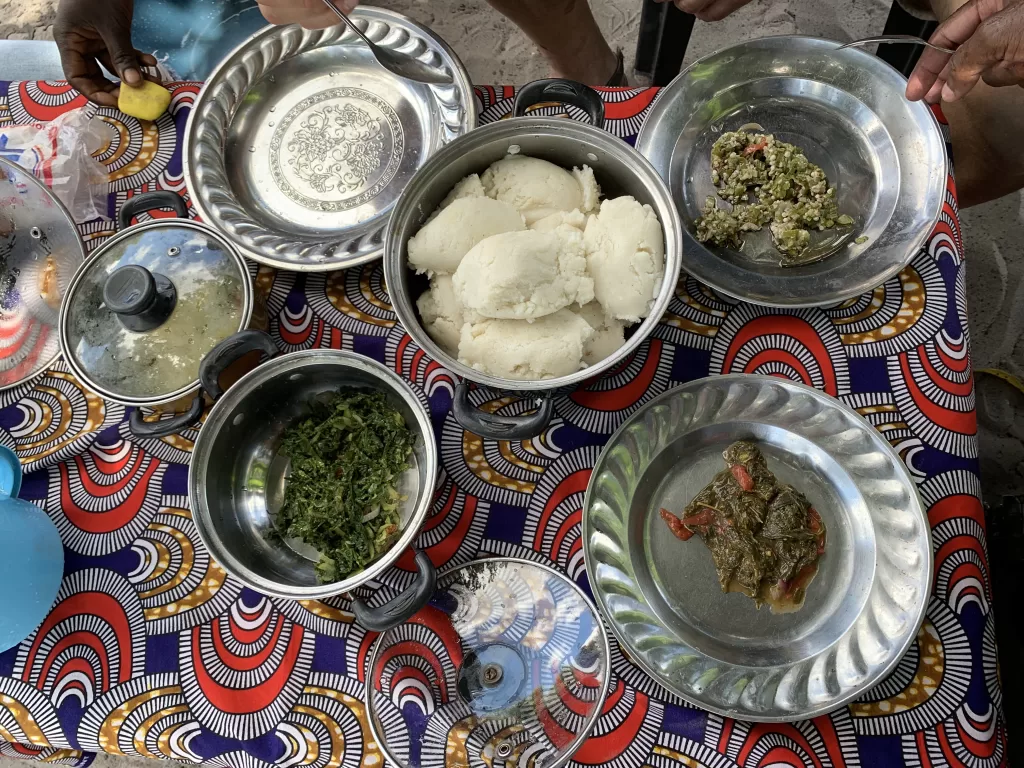Tradiční pokrm nshima se zeleninou