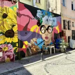 Grafiti na stěně ve čtvrti Balat v Istanbulu. Na grafitti je žena s brýlemi místo kterých jsou zrcadla.