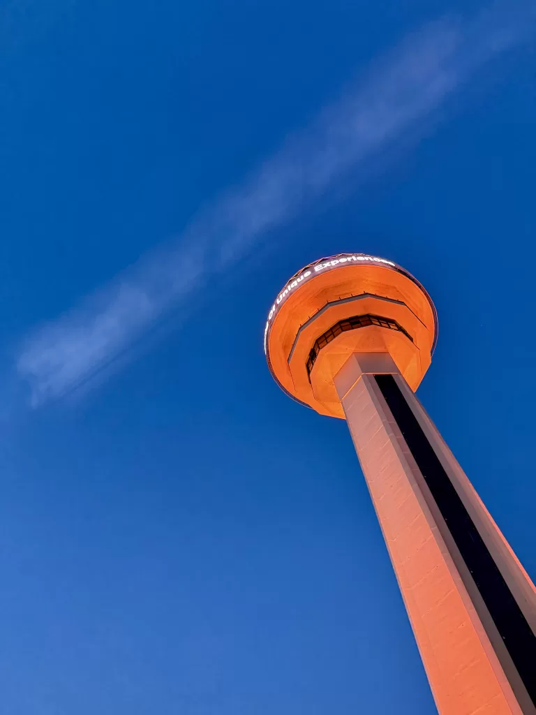 modrá večerní obloha, nasvícená věž