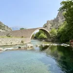 Most přes řeku, hory, voda