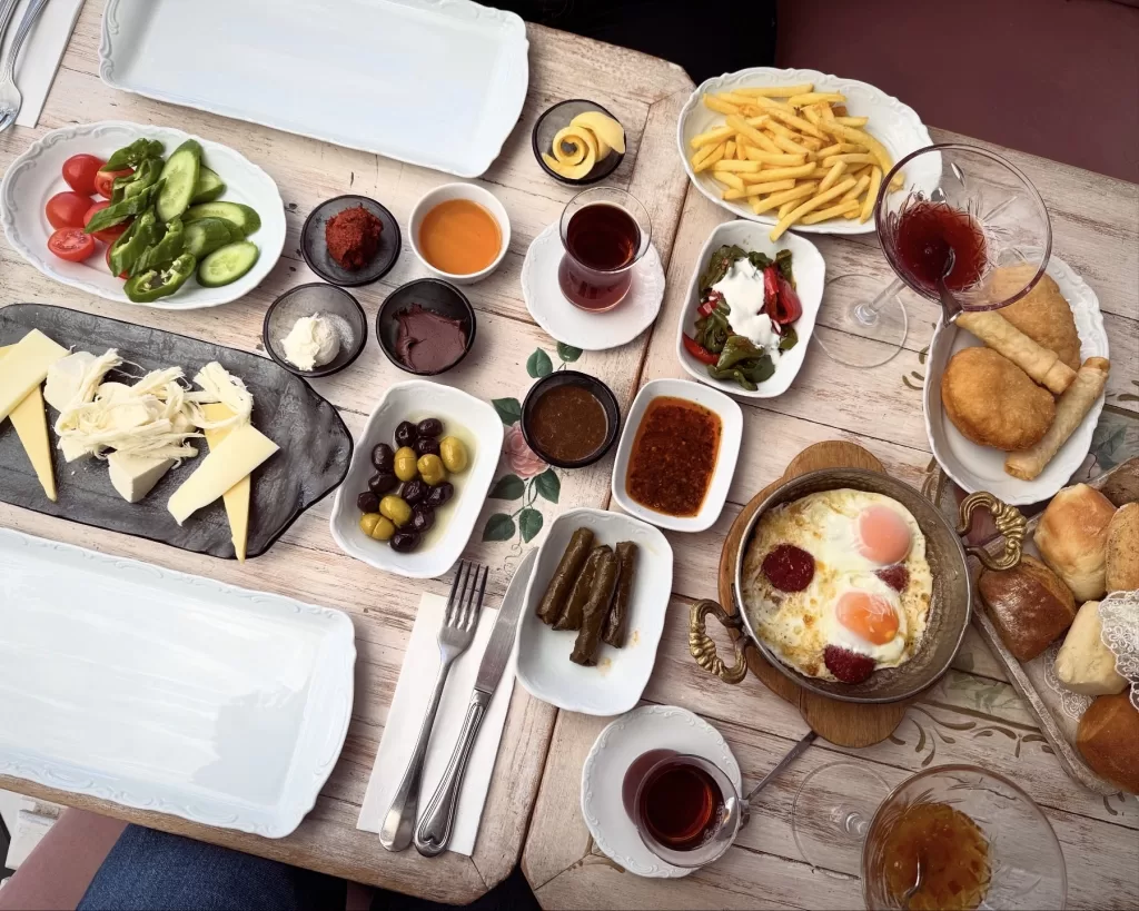 Stůl plný jídla v malých miskách. Vajíčka, zelenina. sýry.