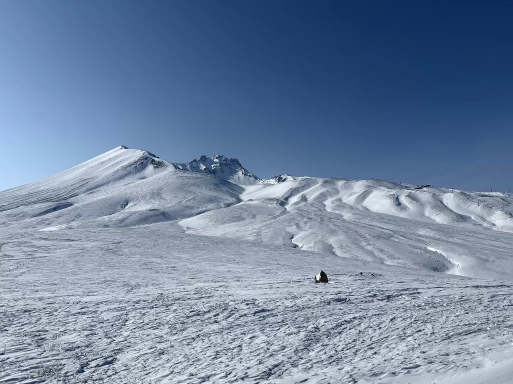 zasněžené hory a obloha