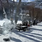 Sníh, gril, lavičky, stromy