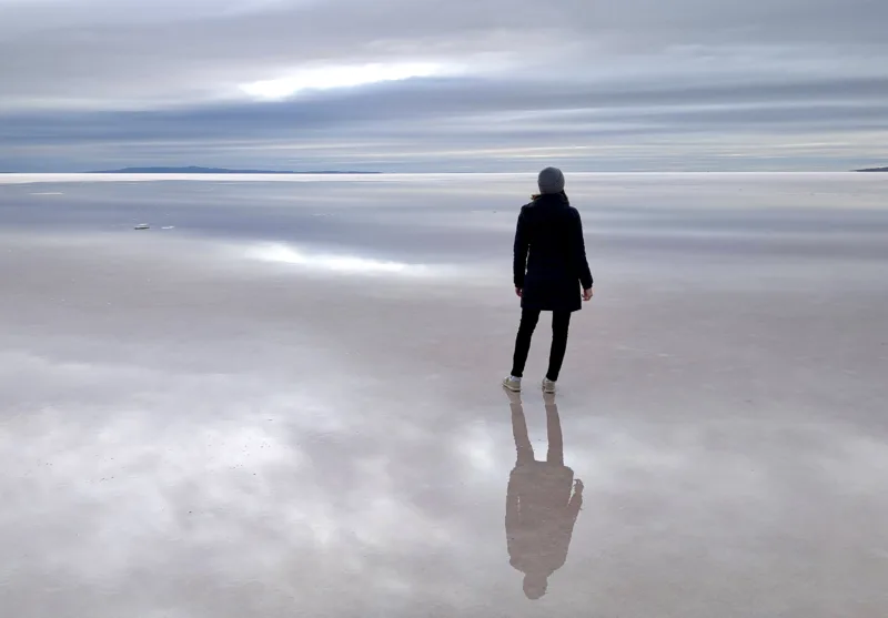 Solné jezero, postava, nebe pod mrakem