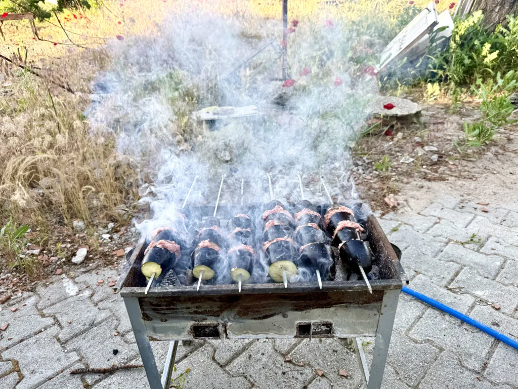 špízy na grilu
